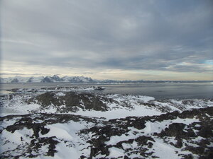 Looking East we see the peninsula, which is about 1000km long strecthing from the continent up to Drakes passage (which separates Antarctica from South America.)